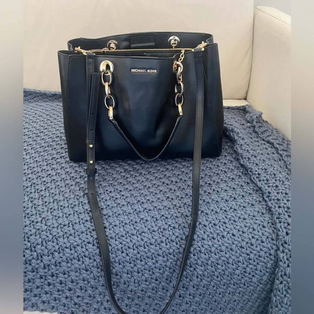 Authentic Michael kors purse. Used for 2 years. Great condition.